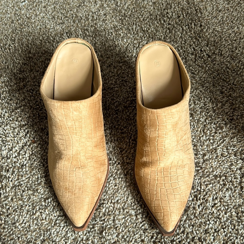 Suede alligator style clogs
